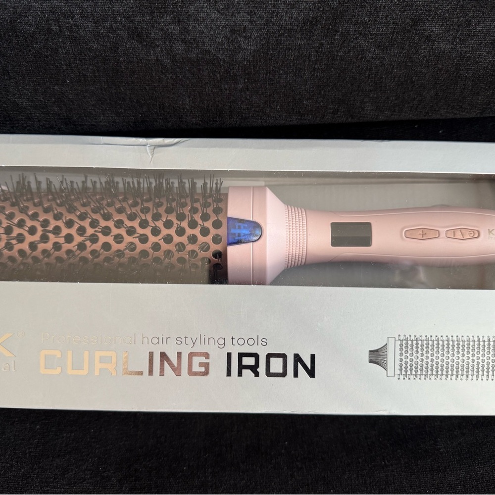 Thermal Hair Iron
* prof. blowout brush 
* 1.5 inch size 
* adjustable temp